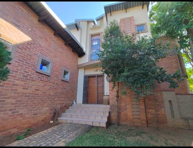 3 BEDROOM TOWNHOUSE FOR SALE IN CASHAN